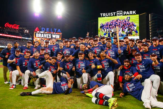 The Atlanta Braves celebrate after defeating the Philadelphia Phillies in game three of the MLB, Baseball Herren, USA National League Wild Card round at Truist Park in Atlanta, Georgia on Thursday, October 1, 2026.  ATL20261001333 MIKExZARRILLI