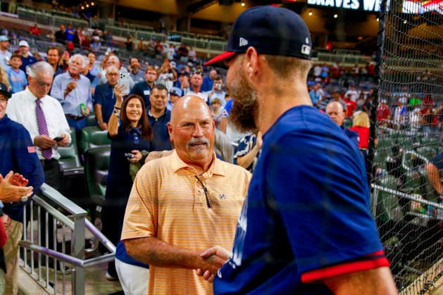 Former Atlanta Braves manager Brian Snitker talks to Atlanta Braves pitcher Chris Sale (51) after the Braves defeated the Philadelphia Phillies in game three of the MLB, Baseball Herren, USA National League Wild Card round at Truist Park in Atlanta, Georgia on Thursday, October 1, 2026.  ATL20261001334 MIKExZARRILLI