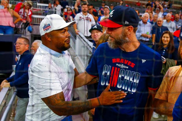 Braves Hall of Famer Andruw Jones celebrates with Atlanta Braves pitcher Chris Sale (51) after the Braves defeated the Philadelphia Phillies in game three of the MLB, Baseball Herren, USA National League Wild Card round at Truist Park in Atlanta, Georgia on Thursday, October 1, 2026.  ATL20261001335 MIKExZARRILLI