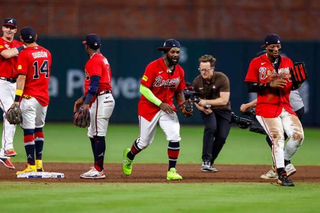 Atlanta Braves center fielder Michael Harris II (23) and members of the team celebrate after defeating the Philadelphia Phillies in game three of the MLB, Baseball Herren, USA National League Wild Card round at Truist Park in Atlanta, Georgia on Thursday, October 1, 2026.  ATL20261001340 MIKExZARRILLI