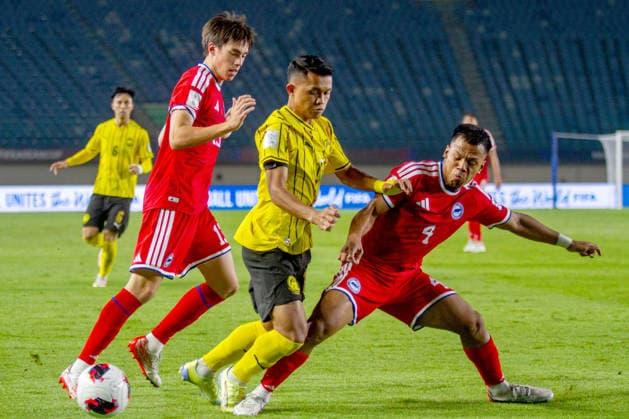 (261002) -- BANDUNG, Oct. 2, 2026 -- Nur Adam Abdullah (R) of Singapore vies with Arif Aiman (2nd R) of Malaysia during the FIFA ASEAN Cup 2026 Division 1 Group A match between Malaysia and Singapore at Si Jalak Harupat Stadium, in Bandung, West Java, Indonesia, Oct. 1, 2026. (Photo by Xinhua) (SP)INDONESIA-BANDUNG-FOOTBALL-FIFA ASEAN CUP 2026-DIVISION 1-GROUP A-MALAYSIA VS SINGAPORE SeptianjarxMuharam 