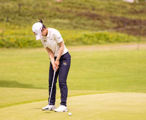 October 1, 2026, Honolulu, Hawaii, USA: 2025 Lotte Championship winner YOUMIN HWANG, putts on the 9th green to finish round 1 at the 2026 Lotte Championship at Hoakalei Country Club, Ewa Beach, Hawaii, USA. Honolulu USA - ZUMAm310 20261001_zsp_m310_009 Copyright: xElliotxMilesx