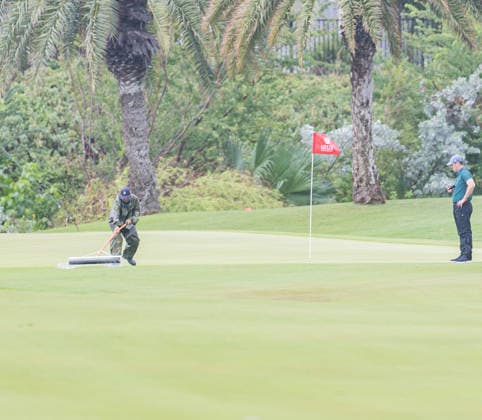 October 1, 2026, Honolulu, Hawaii, USA: A club staff member pushes water off the 6th green on day one of the 2026 Lotte Championship at Hoakalei Country Club, Ewa Beach, Hawaii, USA. Even though Hurricane Nolo had already passed Hawaii, its outer bands dropped bouts of heavy rain during Round 1. Honolulu USA - ZUMAm310 20261001_zsp_m310_022 Copyright: xElliotxMilesx