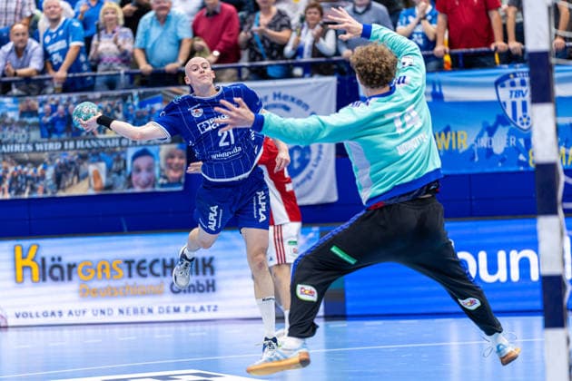 L R Leve Carstensen, TBV Lemgo Lippe, No. 21, taking a shot against Leon Nowottny, Handball Club Hamburg, 74 GER, TBV Lemgo Lippe vs. Handball Club Hamburg, Handball, 1st Bundesliga, Matchday 7, 2026–2027 season, October 1, 2026 GER, TBV Lemgo Lippe vs. Handball Club Hamburg, Handball, 1st Bundesliga, Matchday 7, 2026–2027 season, October 1, 2026 Lemgo Copyright: xEibner-Pressefoto JanxRollingerx EP_JSK