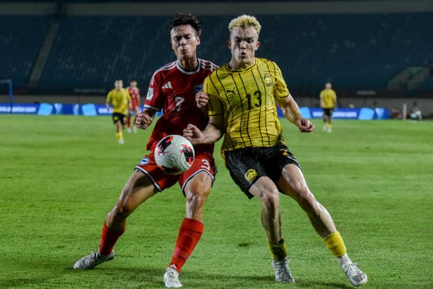 October 1, 2026, Bandung, West Java, Indonesia: Malaysian national team, Nationalteam player FERGUS TIERNEY (R) fight with the ball against Singapore national team player RYHAN STEWART (L) during the match at FIFA ASEAN Cup 2026 match between Malaysia and Singapore at Si Jalak Harupat Stadium in Bandung, Indonesia. Malaysia wins 6-0. FIFA ASEAN CUP 2026: Malaysia Vs Singapore 6:0  - ZUMAr272 0868363981st Copyright: xDimasxRachmatsyahx