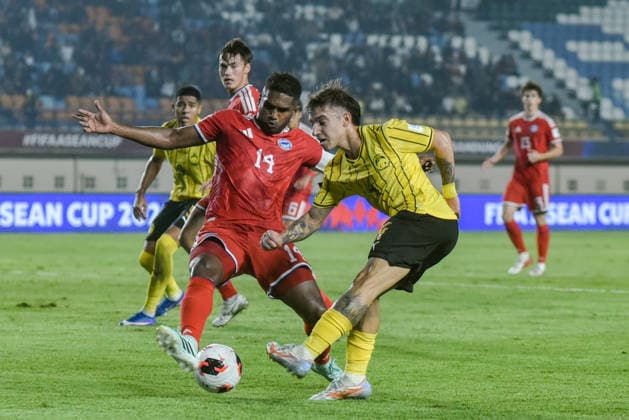 October 1, 2026, Bandung, West Java, Indonesia: Malaysian national team, Nationalteam player MANUEL HIDALGO (R) compete with the ball against Singapore national team player HARUN HARISS (L) during the match at FIFA ASEAN Cup 2026 match between Malaysia and Singapore at Si Jalak Harupat Stadium in Bandung, Indonesia. Malaysia wins 6-0. FIFA ASEAN CUP 2026: Malaysia Vs Singapore 6:0  - ZUMAr272 0868364172st Copyright: xDimasxRachmatsyahx