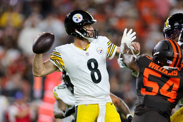 CLEVELAND, OH - OCTOBER 01: Pittsburgh Steelers quarterback Aaron Rodgers (8) throws an interception during the second quarter of the National Football League game between the Pittsburgh Steelers and Cleveland Browns on October 1, 2026, at Huntington Bank Field in Cleveland, OH. (Photo by Frank Jansky Icon Sportswire) NFL, American Football Herren, USA OCT 01 Steelers at Browns EDITORIAL USE ONLY Icon261001027