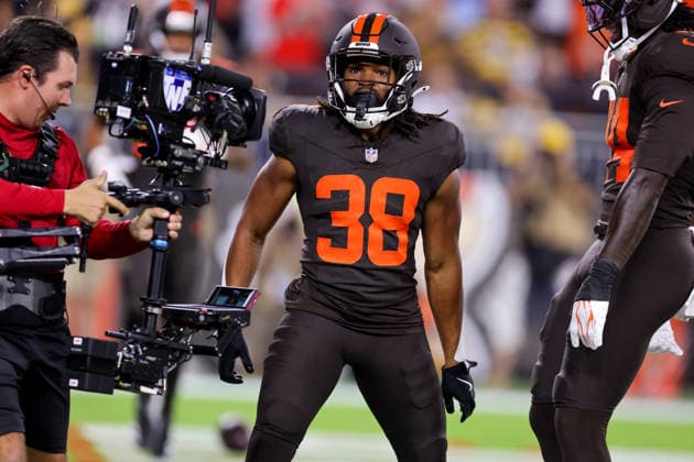 CLEVELAND, OH - OCTOBER 01: Cleveland Browns running back Jaleel McLaughlin (38) celebrates after scoring on 28-yard touchdown during the second quarter of the National Football League game between the Pittsburgh Steelers and Cleveland Browns on October 1, 2026, at Huntington Bank Field in Cleveland, OH. (Photo by Frank Jansky Icon Sportswire) NFL, American Football Herren, USA OCT 01 Steelers at Browns EDITORIAL USE ONLY Icon261001031
