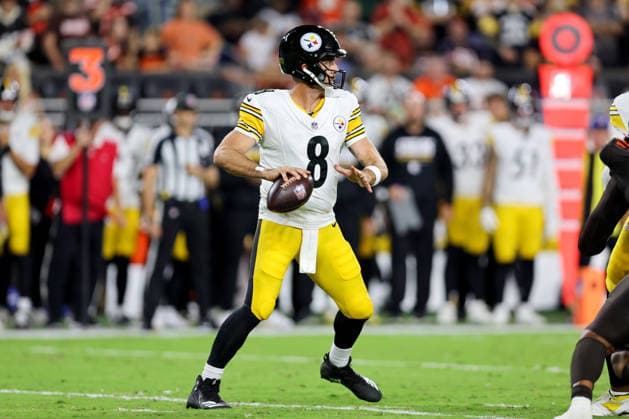 CLEVELAND, OH - OCTOBER 01: Pittsburgh Steelers quarterback Aaron Rodgers (8) throws a pass during the second quarter of the National Football League game between the Pittsburgh Steelers and Cleveland Browns on October 1, 2026, at Huntington Bank Field in Cleveland, OH. (Photo by Frank Jansky Icon Sportswire) NFL, American Football Herren, USA OCT 01 Steelers at Browns EDITORIAL USE ONLY Icon261001032