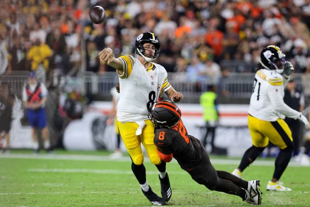 CLEVELAND, OH - OCTOBER 01: Pittsburgh Steelers quarterback Aaron Rodgers (8) throws a pass as Cleveland Browns defensive end Jared Verse (8) applies pressure during the second quarter of the National Football League game between the Pittsburgh Steelers and Cleveland Browns on October 1, 2026, at Huntington Bank Field in Cleveland, OH. (Photo by Frank Jansky Icon Sportswire) NFL, American Football Herren, USA OCT 01 Steelers at Browns EDITORIAL USE ONLY Icon261001041