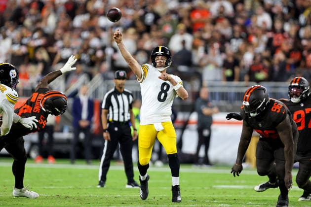 CLEVELAND, OH - OCTOBER 01: Pittsburgh Steelers quarterback Aaron Rodgers (8) throws a pass during the third quarter of the National Football League game between the Pittsburgh Steelers and Cleveland Browns on October 1, 2026, at Huntington Bank Field in Cleveland, OH. (Photo by Frank Jansky Icon Sportswire) NFL, American Football Herren, USA OCT 01 Steelers at Browns EDITORIAL USE ONLY Icon261001043