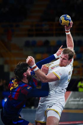 FC Barcelona, Barca v Veszprem HC - IHF Men s Handball Club World Championship, WM, Weltmeisterschaft Final Fabregas, a Barcelona player (left), grabs a Veszprem player during the IHF Men s Super Globe final between Veszprem and Barcelona at the New Administrative Capital Hall in Cairo, Egypt, on October 1, 2026. Cairo Egypt  Copyright: xAhmedxMosaadx originalFilename:mosad-notitle261001_np2oo.jpg