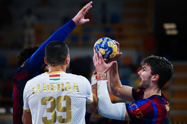 FC Barcelona, Barca v Veszprem HC - IHF Men s Handball Club World Championship, WM, Weltmeisterschaft Final Yahya Al-Deera, a player for Veszprem (white), tries to catch the ball during the IHF Men s Super Globe final between Veszprem and Barcelona at the New Administrative Capital Hall in Cairo, Egypt, on October 1, 2026. Cairo Egypt  Copyright: xAhmedxMosaadx originalFilename:mosad-notitle261001_npNKW.jpg