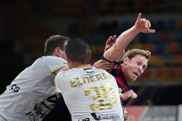 FC Barcelona, Barca v Veszprem HC - IHF Men s Handball Club World Championship, WM, Weltmeisterschaft Final Yahya Al-Deera, a Veszprem player, grabs a Barcelona player during the IHF Men s Super Globe final between Veszprem and Barcelona at the New Administrative Capital Hall in Cairo, Egypt, on October 1, 2026. Cairo Egypt  Copyright: xAhmedxMosaadx originalFilename:mosad-notitle261001_npRg8.jpg