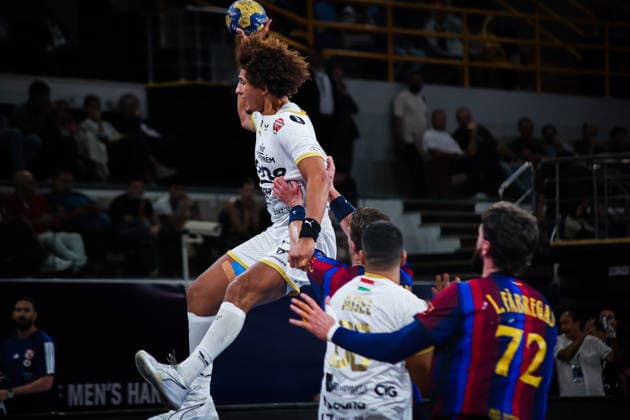 FC Barcelona, Barca v Veszprem HC - IHF Men s Handball Club World Championship, WM, Weltmeisterschaft Final Ali Zain, a Veszprem player in white, holds the ball during the IHF Men s Super Globe final between Veszprem and Barcelona at the New Administrative Capital Hall in Cairo, Egypt, on October 1, 2026. Cairo Egypt  Copyright: xAhmedxMosaadx originalFilename:mosad-notitle261001_nps0K.jpg