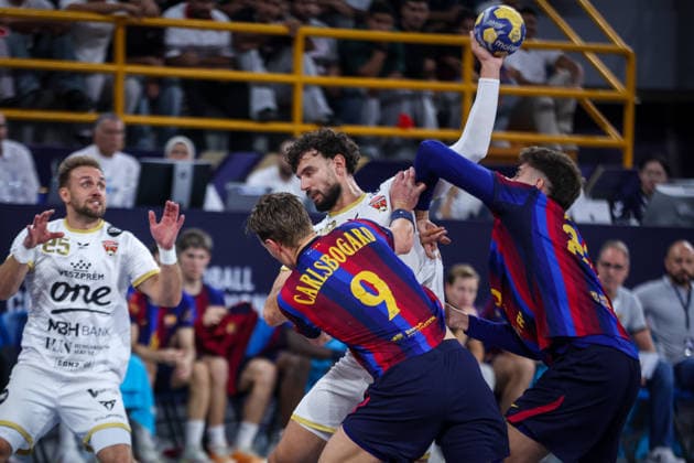 Barcelona v Veszprem - 19th IHF Men s Club World Championship, WM, Weltmeisterschaft 2026 - Final Luis Frade, number 82, and Jonathan Carlsbogard, number 9, of Barcelona battle for possession with Nedim Remili, number 29, of Veszprem during the final match of the 19th IHF Men s Club World Championship 2026 at the New Administrative Capital Covered Hall on October 1, 2026. New Cairo -New Capital Egypt  Copyright: xAymanxArefx originalFilename:aref-notitle261001_np5cK.jpg