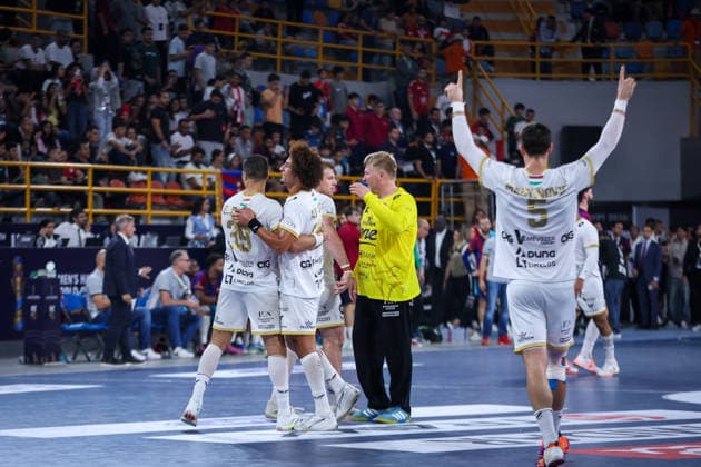 Barcelona v Veszprem - 19th IHF Men s Club World Championship, WM, Weltmeisterschaft 2026 - Final Veszprem players celebrate after winning the 19th IHF Men s Club World Championship 2026 final match against Barcelona at the New Administrative Capital Covered Hall in Egypt on October 1, 2026. New Cairo -New Capital Egypt  Copyright: xAymanxArefx originalFilename:aref-notitle261001_np6st.jpg