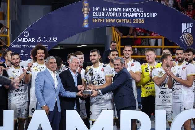Barcelona v Veszprem - 19th IHF Men s Club World Championship, WM, Weltmeisterschaft 2026 - Final Yehia ELDERAA, 39, lifts the trophy after Barcelona defeated Veszprem in the final of the 19th IHF Men s Club World Championship 2026 at the New Administrative Capital Covered Hall in Egypt on October 1, 2026. New Cairo -New Capital Egypt  Copyright: xAymanxArefx originalFilename:aref-notitle261001_npla6.jpg