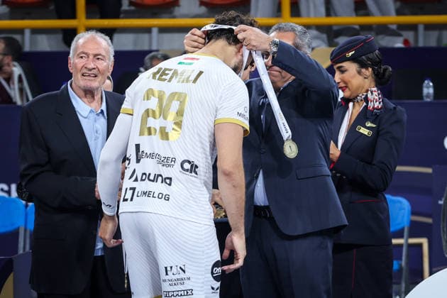 Barcelona v Veszprem - 19th IHF Men s Club World Championship, WM, Weltmeisterschaft 2026 - Final Nedim Remili of Veszprem receives the gold medal after Veszprem wins the 19th IHF Men s Club World Championship 2026 final against Barcelona at the New Administrative Capital Covered Hall on October 1, 2026. New Cairo -New Capital Egypt  Copyright: xAymanxArefx originalFilename:aref-notitle261001_npT9H.jpg