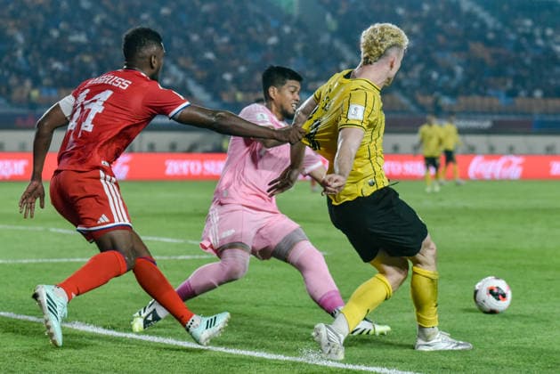 October 1, 2026, Bandung, West Java, Indonesia: Malaysian national team, Nationalteam player FERGUS TIERNEY (R) compete with the ball against Singapore national team goalkeeper IZWAN (C) during the match at FIFA ASEAN Cup 2026 match between Malaysia and Singapore at Si Jalak Harupat Stadium in Bandung, Indonesia. Malaysia wins 6-0. FIFA ASEAN CUP 2026: Malaysia Vs Singapore 6:0  - ZUMAr272 0868391717st Copyright: xDimasxRachmatsyahx