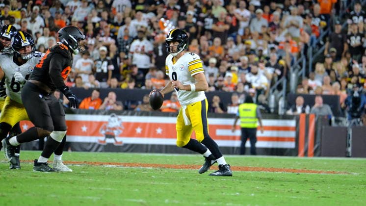 NFL, American Football Herren, USA 2026: Browns Vs Steelers OCT 01 Oct 01, 2026; Aaron Rodgers 8 during the Pittsburgh Steelers vs Cleveland Browns game in Cleveland, OH, USA; at Huntington Bank Field. Mandatory Credit: Jason Pohuski-Cal Media(Credit Image: Â Jason Pohuski Cal Sport Media) Cleveland Oh USA EDITORIAL USE ONLY Copyright: xx ZUMA-20261001_faf_cp5_042.jpg JasonxPohuskix csmphotothree528834
