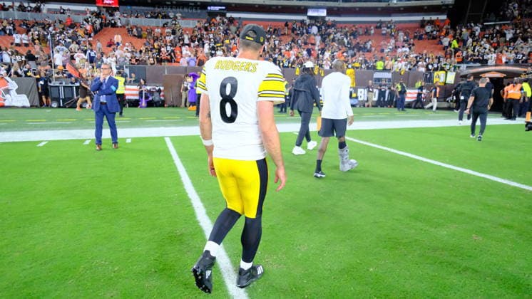 Oct 01, 2026; Aaron Rodgers 8 during the Pittsburgh Steelers vs Cleveland Browns game in Cleveland, OH, USA; at Huntington Bank Field. Mandatory Credit: -Cal Media Cleveland USA - ZUMAcp5_ 20261001_faf_cp5_065 Copyright: xJasonxPohuskix