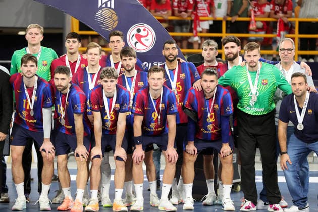 Handball - 2026 IHF Men s Handball Club World Championship, WM, Weltmeisterschaft in Egypt Silver medalist team FC Barcelona, Barca pose after the 2026 IHF Men s Handball Club World Championship final match between FC Barcelona and Veszprem HC, in the New Administrative Capital, Egypt, on October 01, 2026. New Administrative Capital EGYPT  Copyright: xMatrixxImages KhaledxElfiqix