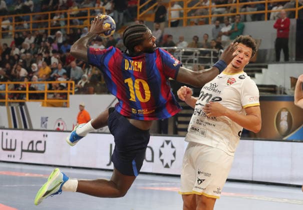 Handball - 2026 IHF Men s Handball Club World Championship, WM, Weltmeisterschaft in Egypt Dika Mem (L) of Barcelona in action against Petrus Goncalves (R) of Veszprem HC during the 2026 IHF Men s Handball Club World Championship final match between FC Barcelona, Barca and Veszprem HC, in the New Administrative Capital, Egypt on October 01, 2026. New Administrative Capital EGYPT  Copyright: xMatrixxImages KhaledxElfiqix