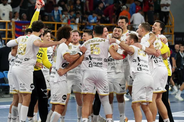 Handball - 2026 IHF Men s Handball Club World Championship, WM, Weltmeisterschaft in Egypt Players of Veszprem HC celebrate after winning the 2026 IHF Men s Handball Club World Championship final match between FC Barcelona, Barca and Veszprem HC, in the New Administrative Capital, Egypt, on October 01, 2026. New Administrative Capital EGYPT  Copyright: xMatrixxImages KhaledxElfiqix