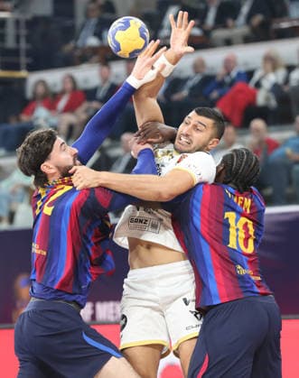 Handball - 2026 IHF Men s Handball Club World Championship, WM, Weltmeisterschaft in Egypt Yehia Elderaa of Veszprem HC (C) in action against Dika Mem (R) and Ludovic Fabregas (L) of Barcelona during the 2026 IHF Men s Handball Club World Championship final match between FC Barcelona, Barca and Veszprem HC, in the New Administrative Capital, Egypt on October 01, 2026. New Administrative Capital EGYPT  Copyright: xMatrixxImages KhaledxElfiqix