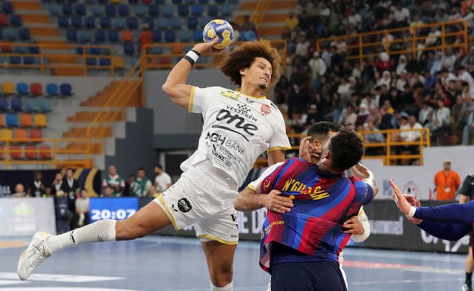 Handball - 2026 IHF Men s Handball Club World Championship, WM, Weltmeisterschaft in Egypt Aly Zein of Veszprem HC (L) in action during the 2026 IHF Men s Handball Club World Championship final match between FC Barcelona, Barca and Veszprem HC, in the New Administrative Capital, Egypt on October 01, 2026. New Administrative Capital EGYPT  Copyright: xMatrixxImages KhaledxElfiqix