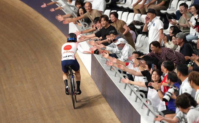 (261002) -- IZU, Oct. 2, 2026 -- A cyclist of Japan celebrates after the men s madison final of cycling track at the 20th Asian Games Aichi-Nagoya 2026 in Izu of Shizuoka Prefecture, Japan, Oct. 2, 2026. ) (SP)JAPAN-IZU-CYCLING TRACK-ASIAN GAMES-MEN S MADISON ZhouxMi 