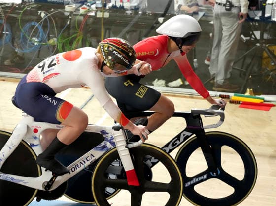 (261002) -- IZU, Oct. 2, 2026 -- Yuan Liying (R) of China shakes hands with Sato Mima of Japan after the women s sprint gold medal race of cycling track at the 20th Asian Games Aichi-Nagoya 2026 in Izu of Shizuoka Prefecture, Japan, Oct. 2, 2026. ) (SP)JAPAN-IZU-CYCLING TRACK-ASIAN GAMES-WOMEN S SPRINT ZhouxMi 