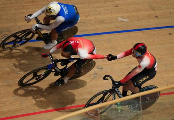 (261002) -- IZU, Oct. 2, 2026 -- Wu Junjie (C) and Sun Haijiao (R) of China compete during the men s madison final of cycling track at the 20th Asian Games Aichi-Nagoya 2026 in Izu of Shizuoka Prefecture, Japan, Oct. 2, 2026. ) (SP)JAPAN-IZU-CYCLING TRACK-ASIAN GAMES-MEN S MADISON ZhouxMi 