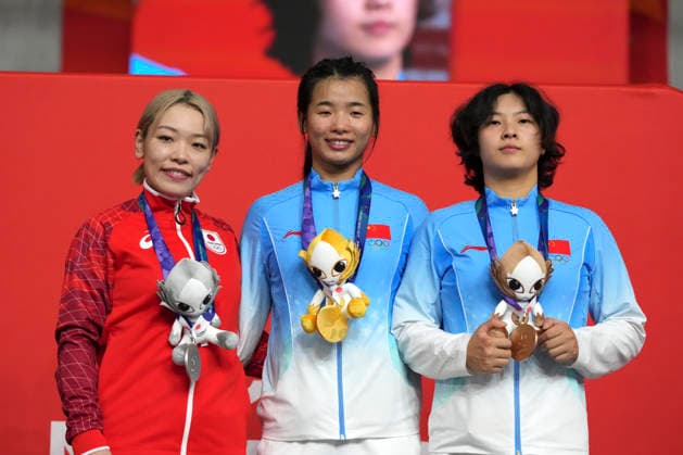(261002) -- IZU, Oct. 2, 2026 -- Gold medalist Yuan Liying (C) of China, silver medalist Sato Mina (L) of Japan and bronze medalist Jiang Yulu of China pose during the awarding ceremony for the women s sprint of cycling track at the 20th Asian Games Aichi-Nagoya 2026 in Izu of Shizuoka Prefecture, Japan, Oct. 2, 2026. ) (SP)JAPAN-IZU-CYCLING TRACK-ASIAN GAMES-WOMEN S SPRINT ZhouxMi 