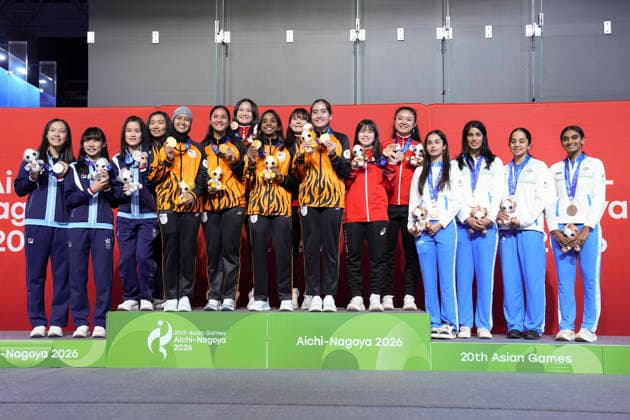 (261002) -- NAGOYA, Oct. 2, 2026 -- Gold medalist team Malaysia, silver medalist team Hong Kong of China, and bronze medalists team Japan and India pose during the awarding ceremony for the Women s Team of Squash at the 20th Asian Games Aichi-Nagoya 2026 in Nagoya, Japan, Oct. 2, 2026. ) (SP)JAPAN-NAGOYA-ASIAN GAMES-SQUASH-WOMEN S TEAM JiaxYuchen 