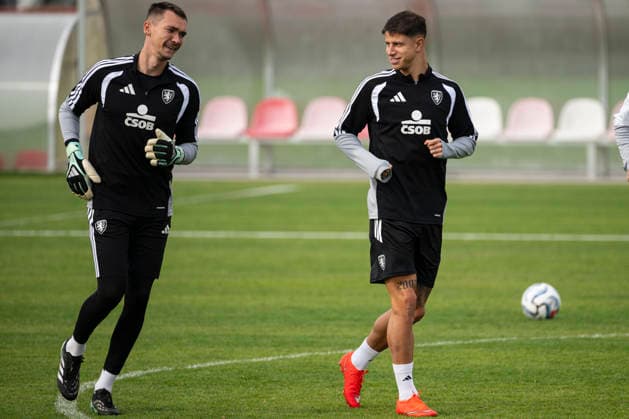 The Czech national soccer team training session during the media program prior to the UEFA Nations League match against Spain, in Prague, Czech Republic, October 2, 2026. From right Adam Hlozek and Czech goalie Matej Kovar. (CTKxPhoto MichalxKamaryt) CTKPhotoP2026100205104  CTKPhotoP2026100205104