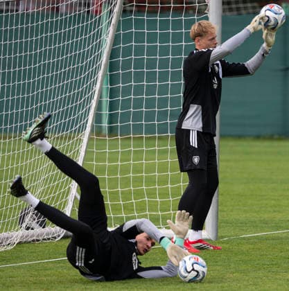 The Czech national soccer team training session during the media program prior to the UEFA Nations League match against Spain, in Prague, Czech Republic, October 2, 2026. From left Czech goalies Lukas Hornicek and Matej Kovar in action. (CTKxPhoto MichalxKamaryt) CTKPhotoP2026100205105  CTKPhotoP2026100205105