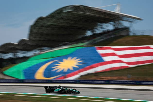 12 KIMI ANTONELLI Andrea (ITA), Mercedes AMG F1 Team W17, action from the 2026 Bahrain F1 GP 16 in Malaysia, 2026 Bahrain F1 GP 16 in Malaysia, 81 PIASTRI Oscar (USA), McLaren F1 Team MCL40, action at the 2026 Bahrain F1 Grand Prix, Round 16, in Malaysia 12 KIMI ANTONELLI Andrea (ITA), Mercedes AMG F1 Team W17, action during the 2026 Formula 1 Bahrain Grand Prix in Malaysia, the 16th round of the 2026 Formula One World Championship held October 2–4, 2026, at the Sepang International Circuit in Sepang, Malaysia. Photo: Eric Alonso, DPPI Malaysia