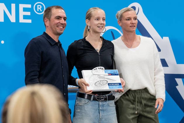 Philipp Lahm, soccer player and 2014 World Cup champion, and Alexandra Popp, soccer player and Olympic champion, with Elfie Wellhausen of Hertha BSC Berlin, 30 goals in League 3 at the ceremony honoring the top goal scorers in German amateur soccer at the Volkswagen VW Media Lounge, themed Top Scorer Award for Everyone, GER, Germany vs. Serbia, soccer, UEFA Nations League, League A group stage, Matchday 3, 2026–2027 season, October 1, 2026. DFL and DFB regulations prohibit any use of photographs as image sequences and or quasi-video. Photo: HMB Media, Heike Feiner Copyright: HMBxMedia HeikexFeiner