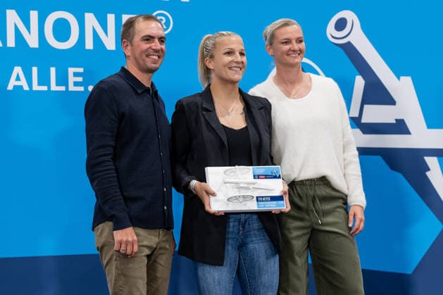 Philipp Lahm, soccer player and 2014 World Cup champion, and Alexandra Popp, soccer player and Olympic champion with Lyn Meyer at Eintracht Braunschweig, 39 goals in League 4 at the ceremony honoring the top goal scorers in German amateur soccer at the Volkswagen VW Media Lounge, with the theme Top Scorer Award for Everyone —GER, Germany vs. Serbia, soccer, UEFA Nations League, League A group stage, Matchday 3, 2026–2027 season, October 1, 2026. DFL and DFB regulations prohibit any use of photographs as image sequences and or quasi-video. Photo: HMB Media, Heike Feiner Copyright: HMBxMedia HeikexFeiner