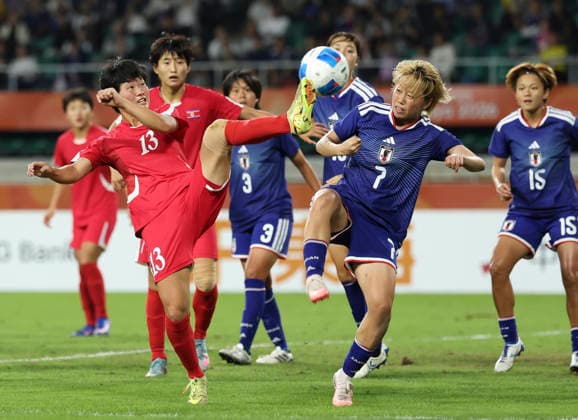 (261002) -- FUKUROI, Oct. 2, 2026 -- Jon Ryong Jong (L) of DPRK vies with Hamada Megu (2nd R) of Japan during the women s final match of football between Japan and the Democratic People s Republic of Korea (DPRK) at 20th Asian Games Aichi-Nagoya 2026 in Fukuroi of Shizuoka Prefecture, Japan, Oct. 2, 2026. ) (SP)JAPAN-FUKUROI-ASIAN GAMES-FOOTBALL-WOMEN FINAL-PRK VS JPN JiaxHaocheng 