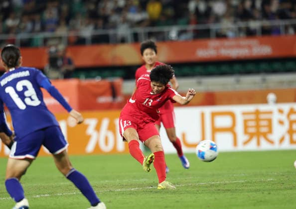 (261002) -- FUKUROI, Oct. 2, 2026 -- Jon Ryong Jong of DPRK shoots to scroe during the women s final match of football between Japan and the Democratic People s Republic of Korea (DPRK) at 20th Asian Games Aichi-Nagoya 2026 in Fukuroi of Shizuoka Prefecture, Japan, Oct. 2, 2026. ) (SP)JAPAN-FUKUROI-ASIAN GAMES-FOOTBALL-WOMEN FINAL-PRK VS JPN JiaxHaocheng 