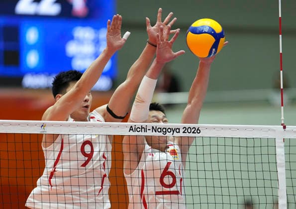 (261002) -- OKAZAKI, Oct. 2, 2026 -- Li Yongzhen (L) and Yu Yuantai of China defend during the men s volleyball semifinal match between China and Japan at the 20th Asian Games Aichi-Nagoya 2026 in Okazaki of Aichi Prefecture, Japan, Oct. 2, 2026. ) (SP)JAPAN-OKAZAKI-ASIAN GAMES-VOLLEYBALL-MEN-SEMIFINAL-JPN VS CHN CheongxKamxKa 