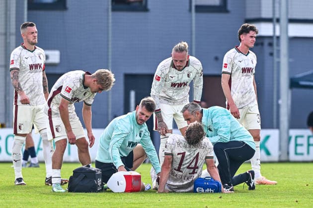October 2, 2026, GER, Soccer, Men s, FSP, FC Augsburg vs. Hertha BSC Berlin Yannik Keitel, FC Augsburg, 14, needs to be treated with ice Augsburg Paul Renz Academy Bavaria Germany Copyright: xNordphotox xHafnerx