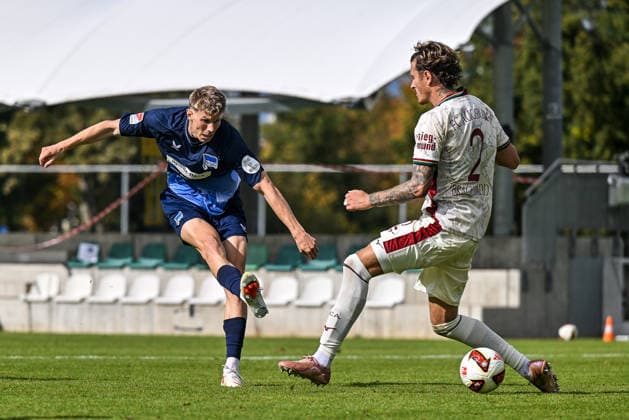 October 2, 2026, GER, Soccer, Men s, FSP, FC Augsburg vs. Hertha BSC Berlin; Luca Schuler (Hertha BSC) nutmegs Calvin Brackelmann (FC Augsburg) while taking a shot; 2 Augsburg; Paul Renz; Bayern Academy; Germany Copyright: xNordphotox xHafnerx