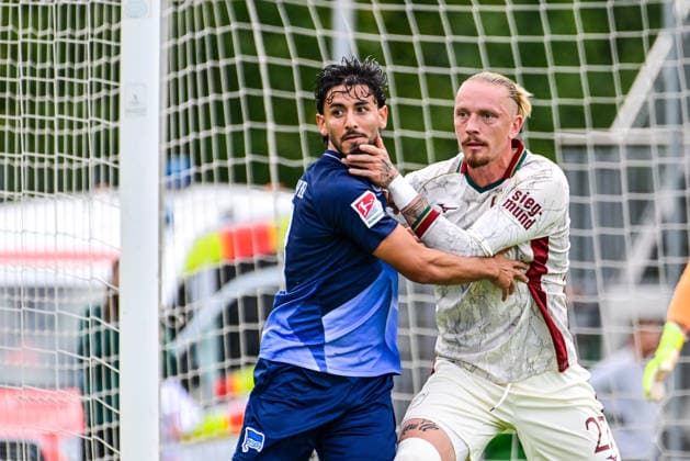 October 2, 2026, GER, Soccer, Men s, FSP, FC Augsburg vs. Hertha BSC Berlin: Kevin Sessa (Hertha BSC, 8) and Marius Wolf (FC Augsburg, 27) battle for the ball before a corner kick in Augsburg. Paul Renz Academy, Bavaria, Germany Copyright: xNordphotox xHafnerx