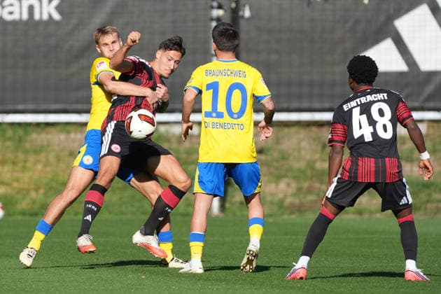 Younes Ebnoutalib of Eintracht Frankfurt and Lawrence Setordije of Eintracht Frankfurt go on the attack on October 2, 2026, Bundesliga, Season 26–27: Eintracht Frankfurt vs. Eintracht Braunschweig, Deutsche Bank Park, Training Field, Friendly Match
