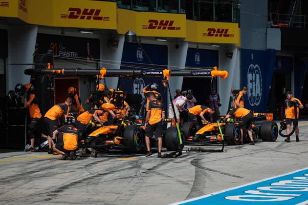F1 - BAHRAIN GRAND PRIX IN MALAYSIA 2026 81 PIASTRI Oscar (aus), McLaren F1 Team MCL40, action and 01 NORRIS Lando (gbr), McLaren F1 Team MCL40, action during the 2026 Formula 1 Bahrain Grand Prix in Malaysia, 16th round of the 2026 Formula One World Championship, WM, Weltmeisterschaft from October 2 to 4, 2026 on the Sepang International Circuit, in Sepang, Malaysia - SepangMalaysia Copyright: xEricxAlonsox