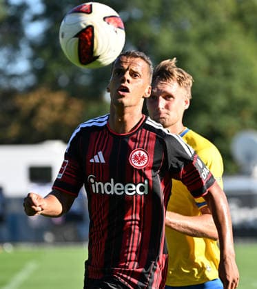 October 2, 2026, xjhx, soccer exhibition match, Eintracht Frankfurt vs. Eintracht Braunschweig; from left: Timothy Chandler (Eintracht Frankfurt), Lukas Frenkert (Eintracht Braunschweig); Frankfurt am Main